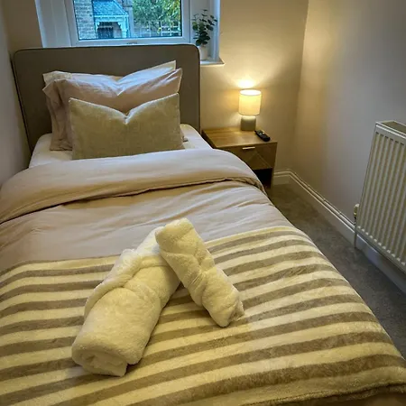 Warm & Cosy, First Floor 2 Bed Lägenhet *