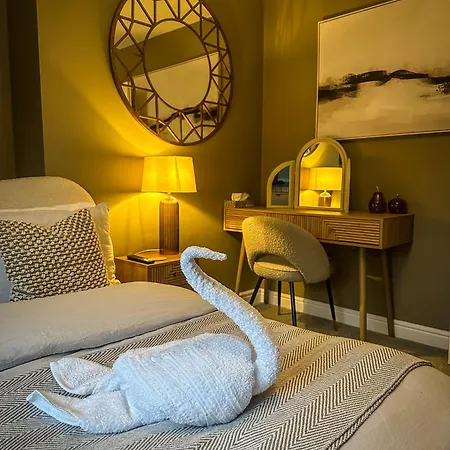 Warm & Cosy, First Floor 2 Bed * Χαρογκέιτ